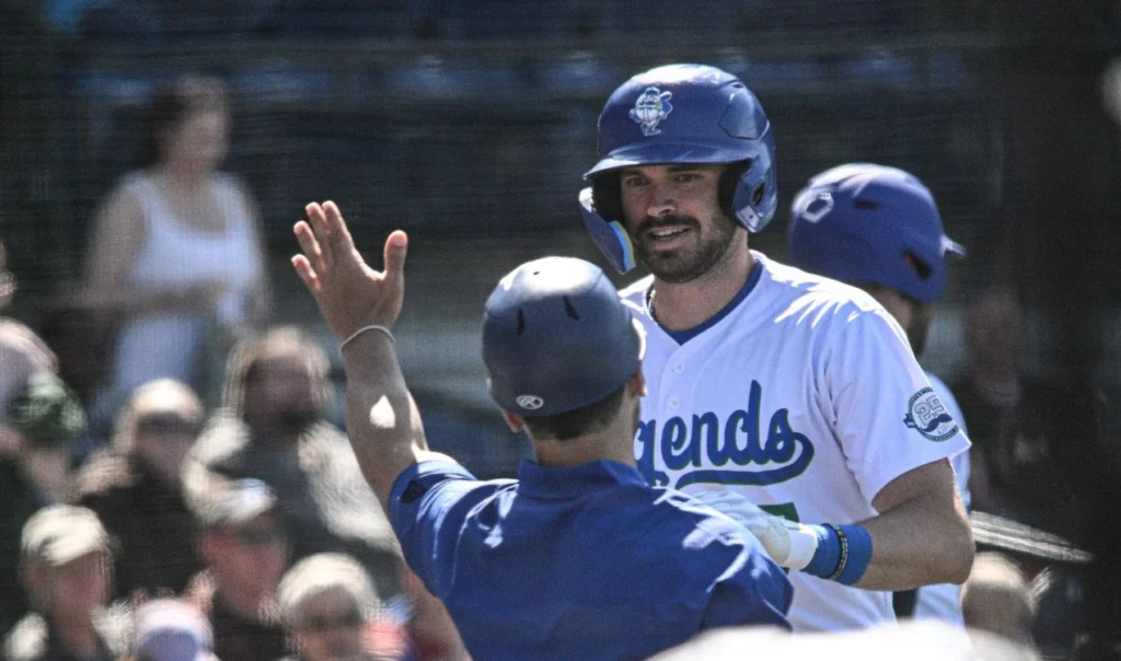 Legends Dominate for 17-3 Victory, Sweep Dirty Birds